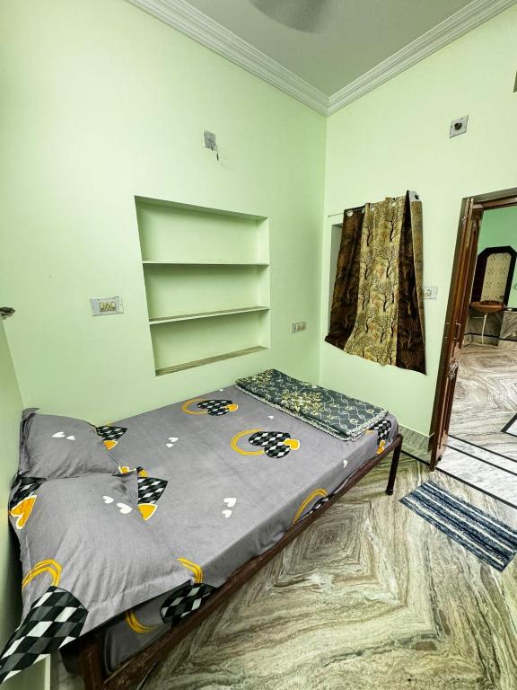 a bedroom with a bed and a mirror at Rose Merry Guesthouse in Bikaner