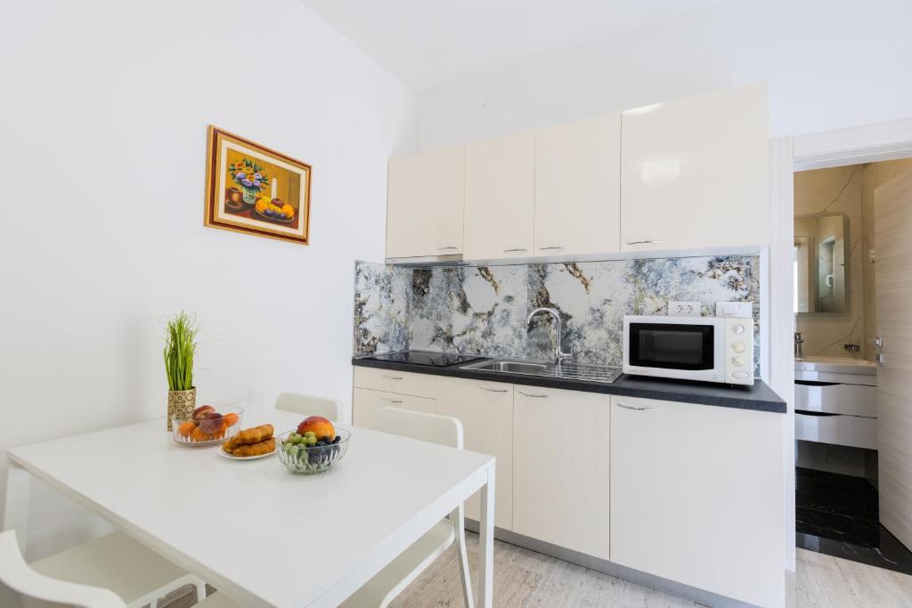 Kuchyň nebo kuchyňský kout v ubytování Apartments Lorena