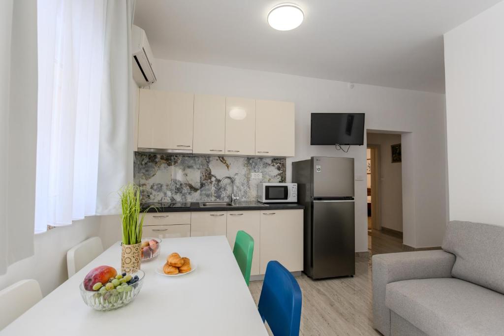 Kuchyň nebo kuchyňský kout v ubytování Apartments Lorena