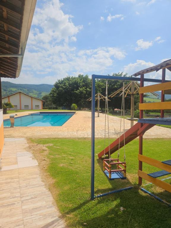 un'altalena di fronte alla piscina di Pousada Linda Vista Socorro SP a Socorro