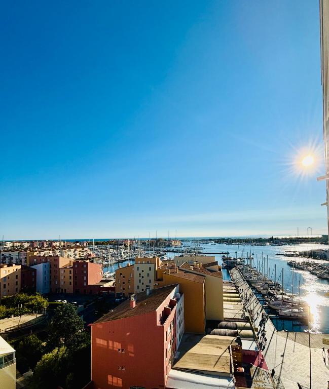 - une vue sur la ville et le port dans l'établissement Centre port,vue panoramique,Clim,Balcon,wifi, au Cap d'Agde