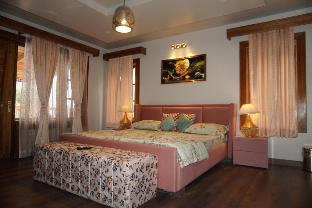 Ένα ή περισσότερα κρεβάτια σε δωμάτιο στο Unravel 3BR Floor Nainital