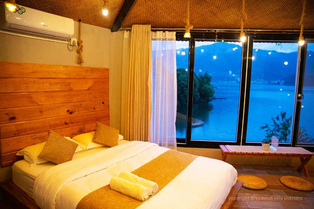 Postel nebo postele na pokoji v ubytování The Hideout Villa Pokhara