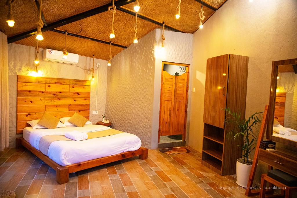 Postel nebo postele na pokoji v ubytování The Hideout Villa Pokhara