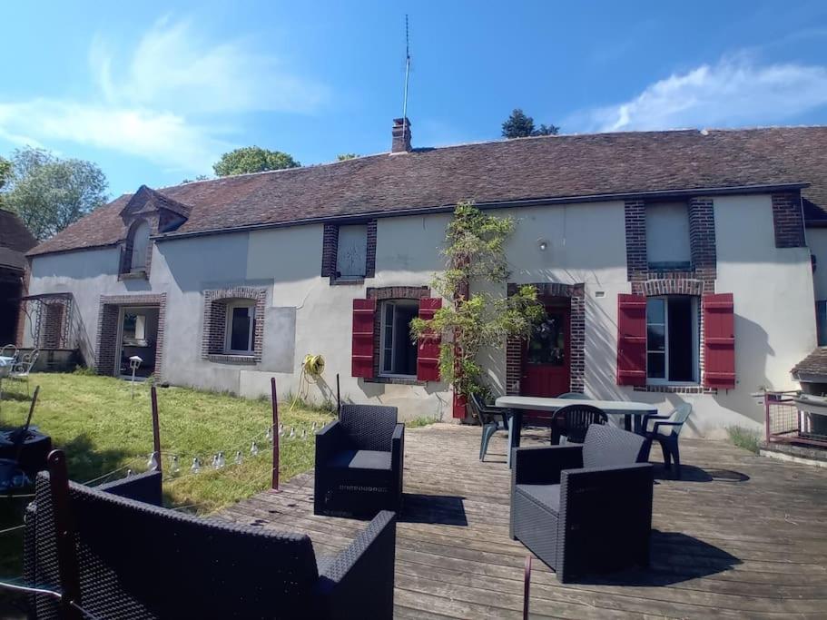 une maison avec une table et des chaises devant dans l'établissement Maison de campagne familiale, à Villefranche-Saint-Phal