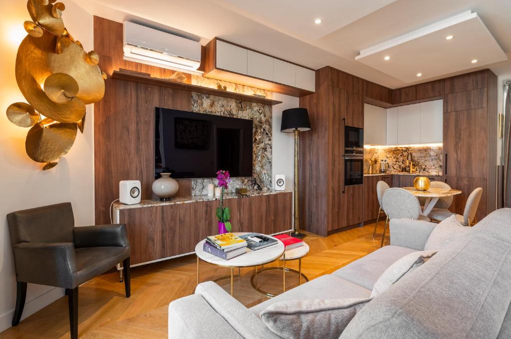 un salon avec un canapé et une table dans l'établissement SaintGermainByCecile - Luxueux 4 pièces AC Perle, à Paris