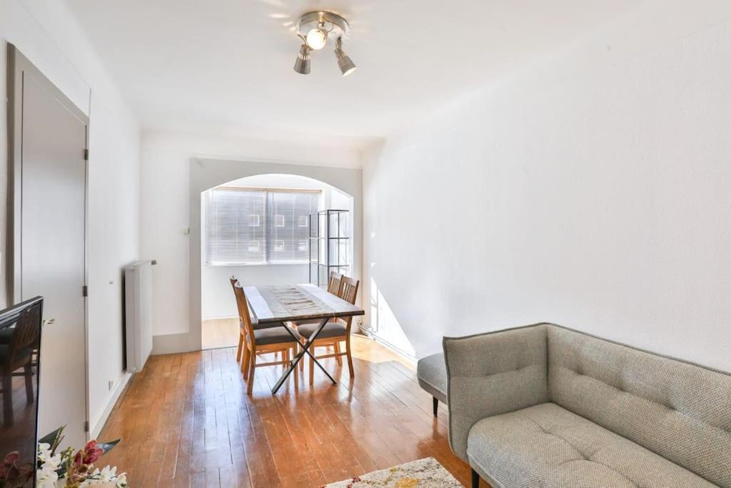 un salon avec un canapé et une table dans l'établissement Suite Très Moderne et Cosy, Proche Centre-ville, MULHOUSE CENTRE, à Mulhouse