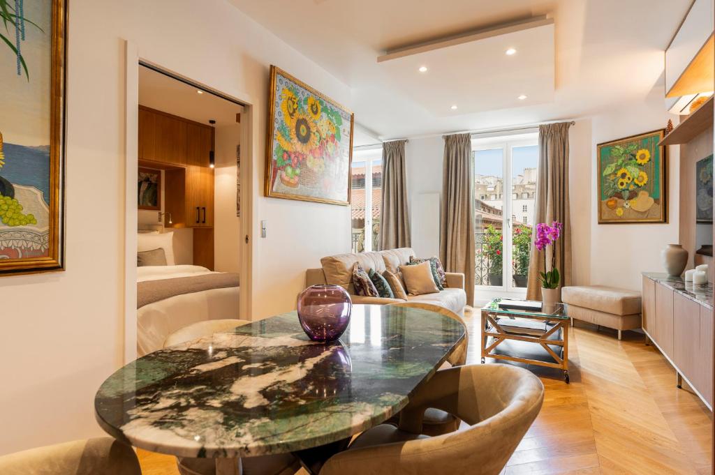 un salon avec une table et un canapé dans l'établissement SaintGermainByCecile - Luxueux 2 pièces AC Jade, à Paris