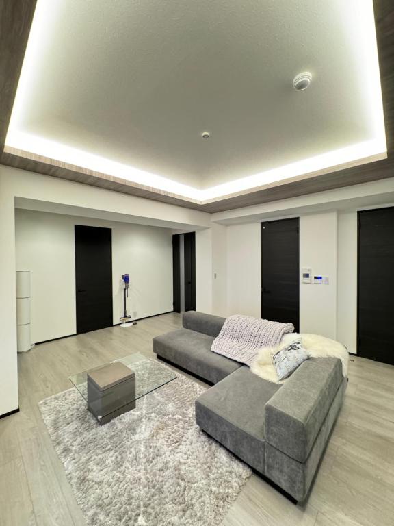 un soggiorno con un divano e un tavolo di MA house 701 ad Osaka