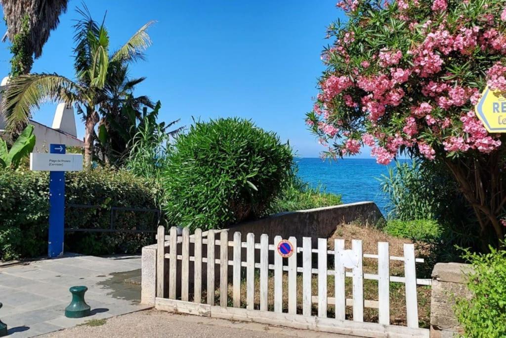 une clôture blanche avec l'océan en arrière-plan dans l'établissement Mini villa A Nuciola, à Cervione