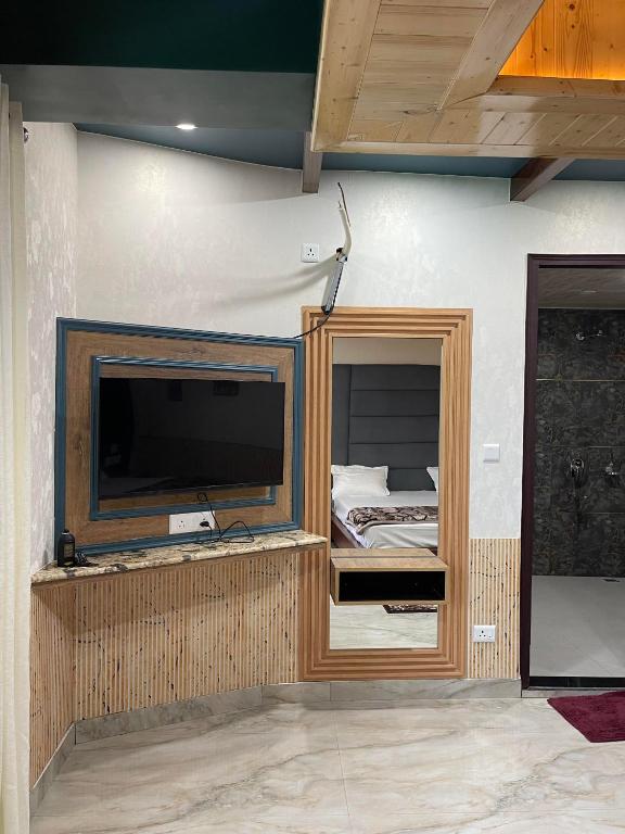 TV a/nebo společenská místnost v ubytování Anand residency