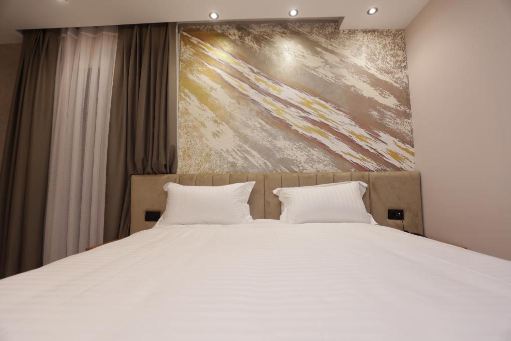 Postel nebo postele na pokoji v ubytování Residence Inn Tirana