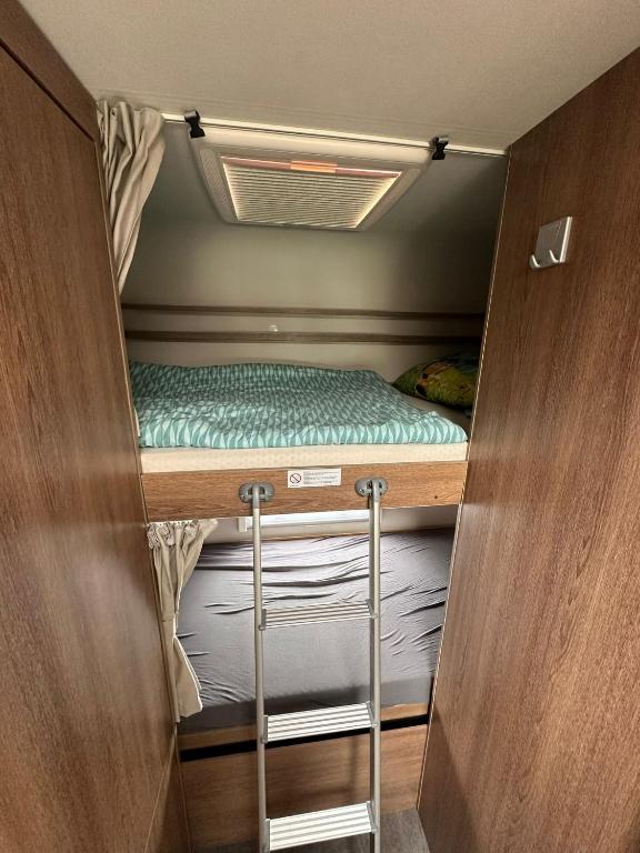 Palanda nebo palandy na pokoji v ubytování Hotel na kolech
