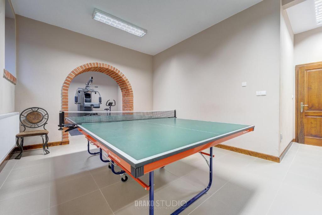 Stolní tenis v ubytování Pensjonat EDEN Maniowy nebo okolí