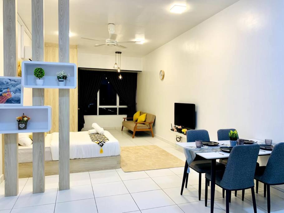 ein Zimmer mit einem Bett und einem Tisch und Stühlen in der Unterkunft Inns Homestay 小温馨 Akademik Suite in Johor Bahru