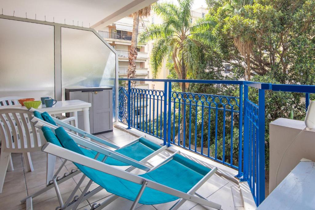 d'un balcon avec une chaise bleue et une table. dans l'établissement 