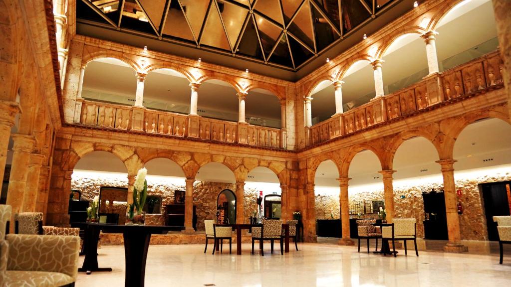 Un restaurante o sitio para comer en Palacio del Infante Don Juan Manuel Hotel Spa