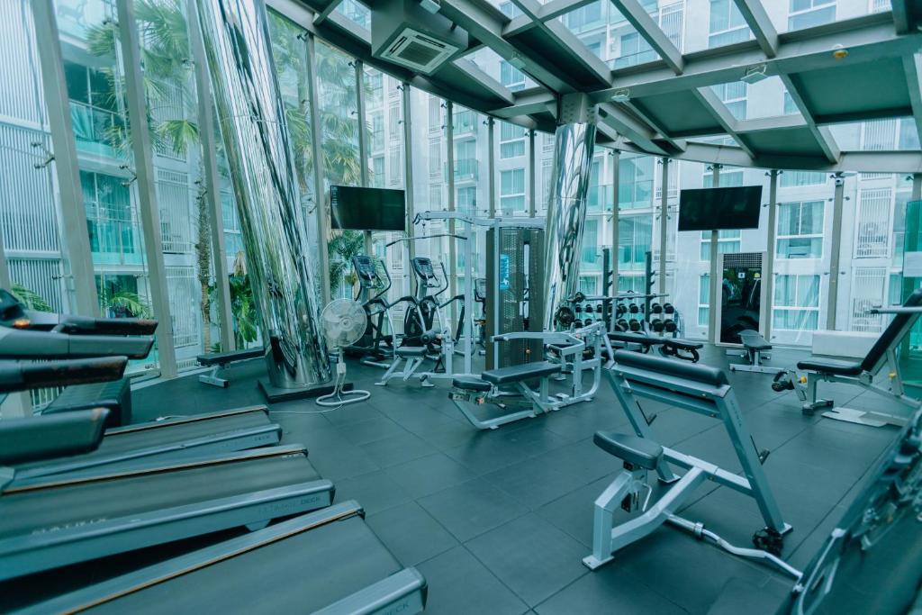 Un gimnasio con equipos cardiovasculares en un edificio. en Pattaya City Center Residence by K2, en Pattaya central