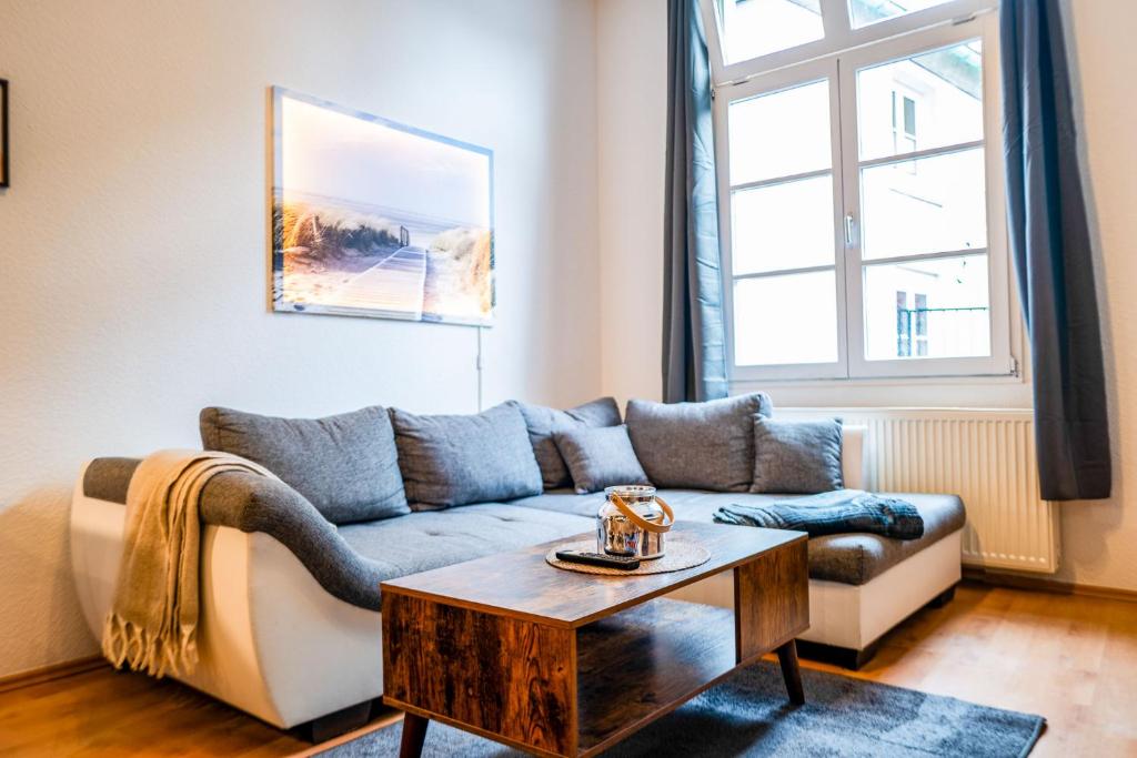 a living room with a couch and a coffee table at #112 Moderne Altstadt Wohnung im Herzen von Remscheid-Lennep in Remscheid