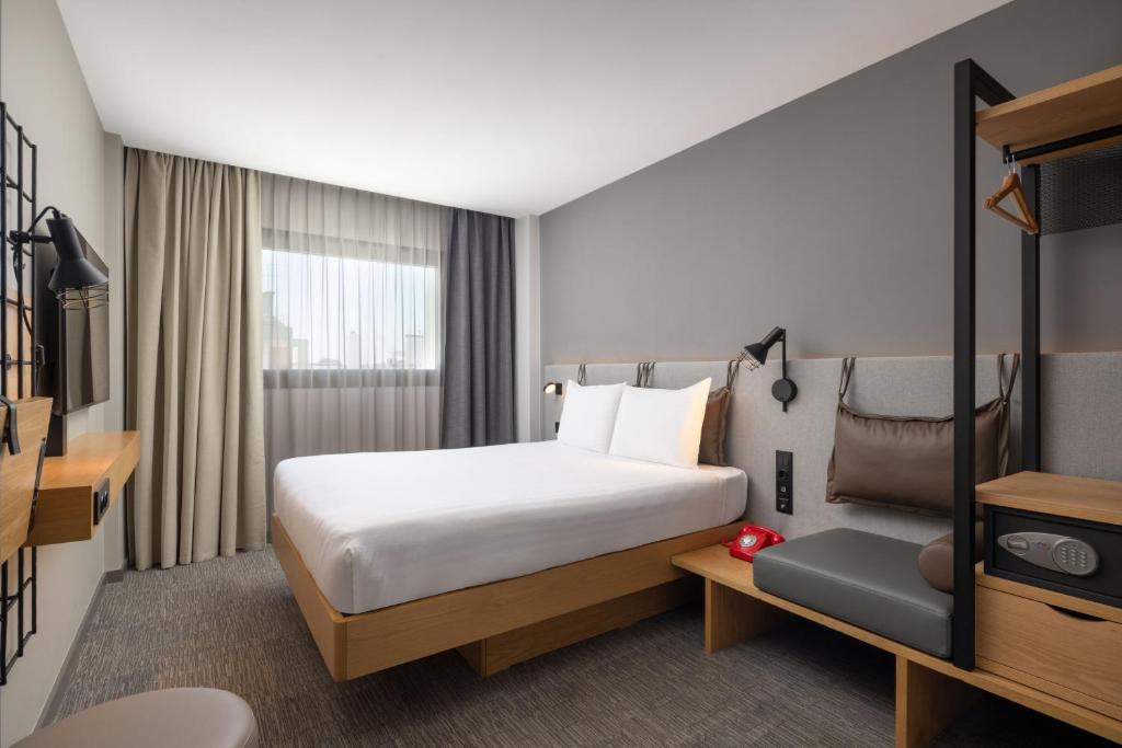 
Moxy Sleeper Queen Room
