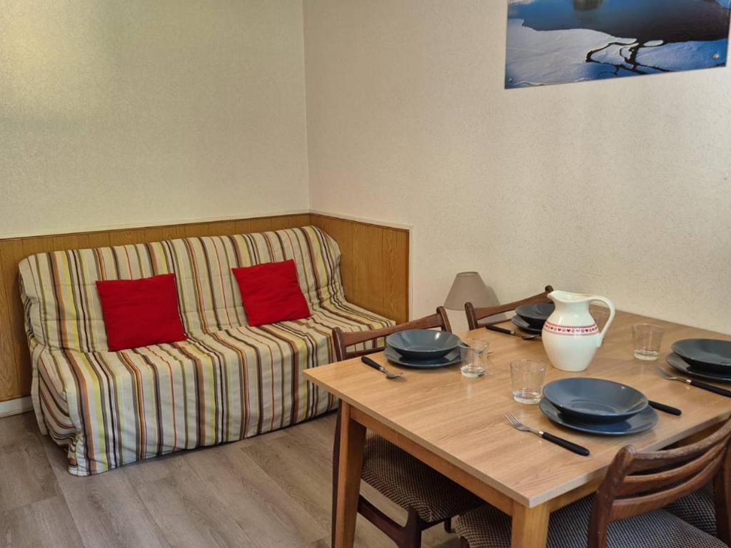 un salon avec une table et un canapé dans l'établissement Appartement cosy 4 pers à 50m des thermes et 300m des pistes, wifi, ascenseur - FR-1-234-128, à Cauterets