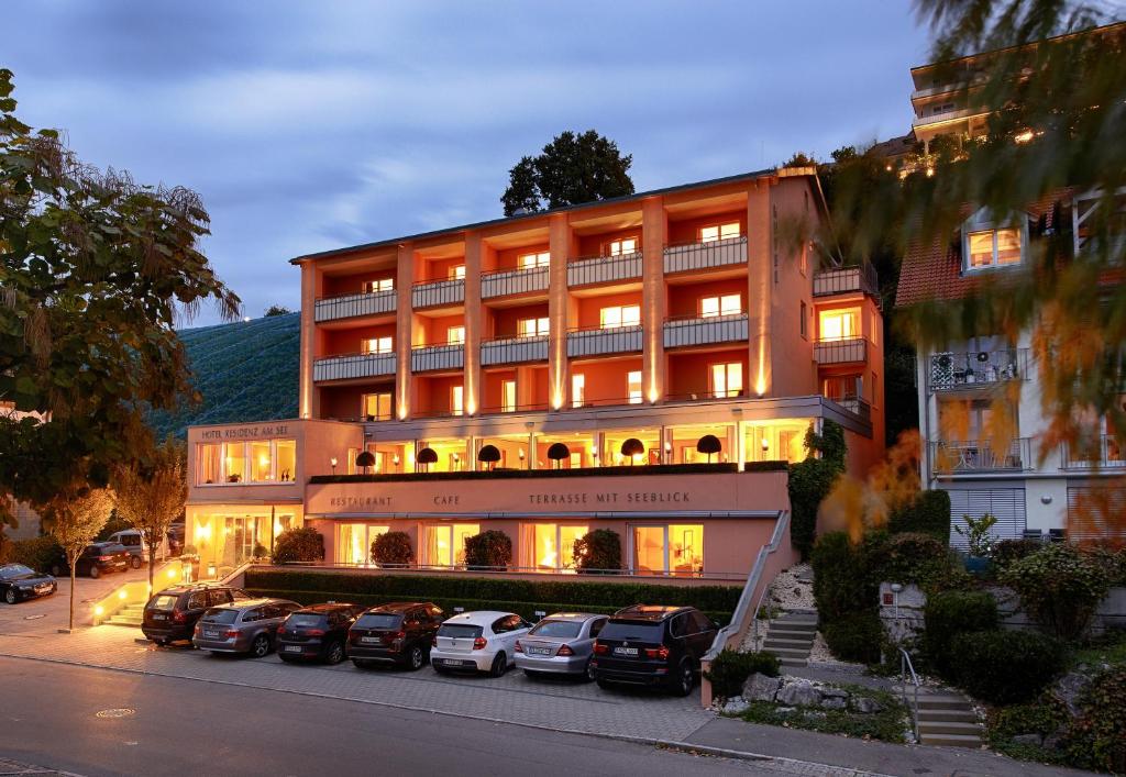 ein Hotel mit davor geparkt in der Unterkunft Romantik Hotel Residenz am See in Meersburg