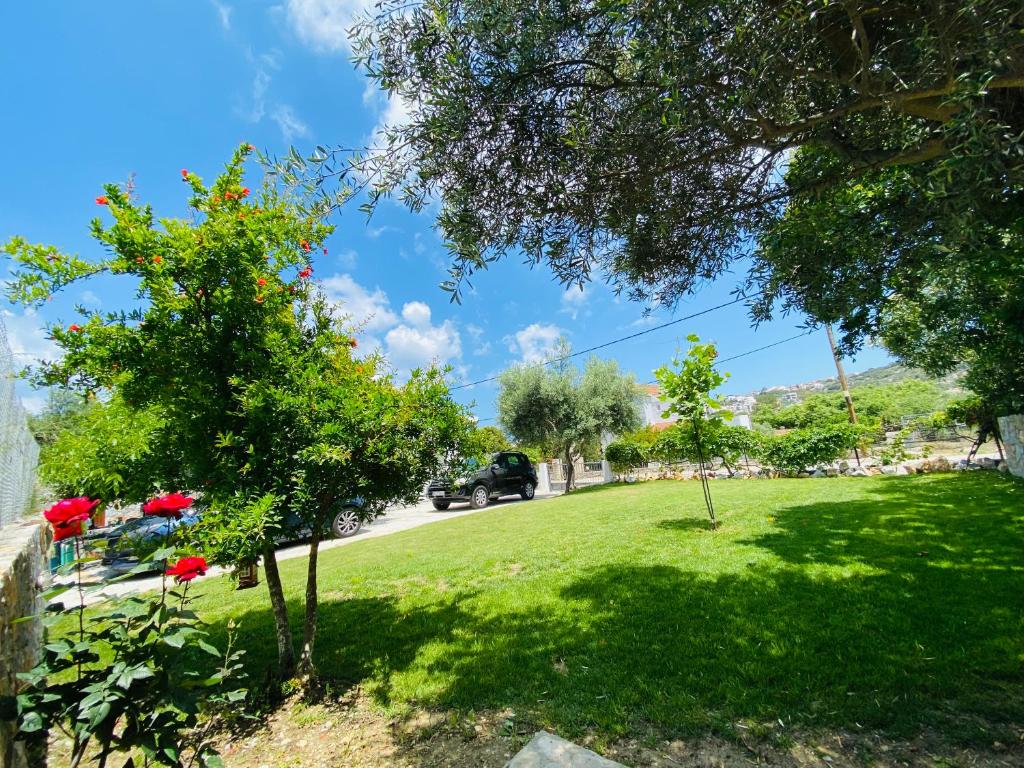 Zahrada ubytování Chrisi Holiday Home - 500 sqm Private Gardens & Nature View - 300m by the sea