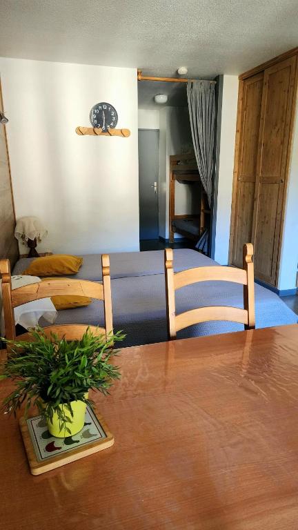 un salon avec une table et un lit dans l'établissement Vanessa, à Brides-les-Bains