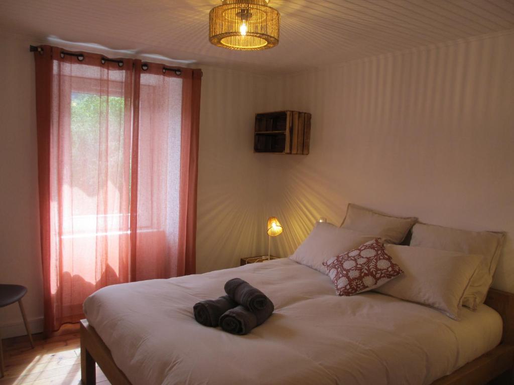 ein Schlafzimmer mit einem Bett mit zwei Teddybären darauf in der Unterkunft Appartement tout confort 7 personnes à Porté-Puymorens in Porté-Puymorens