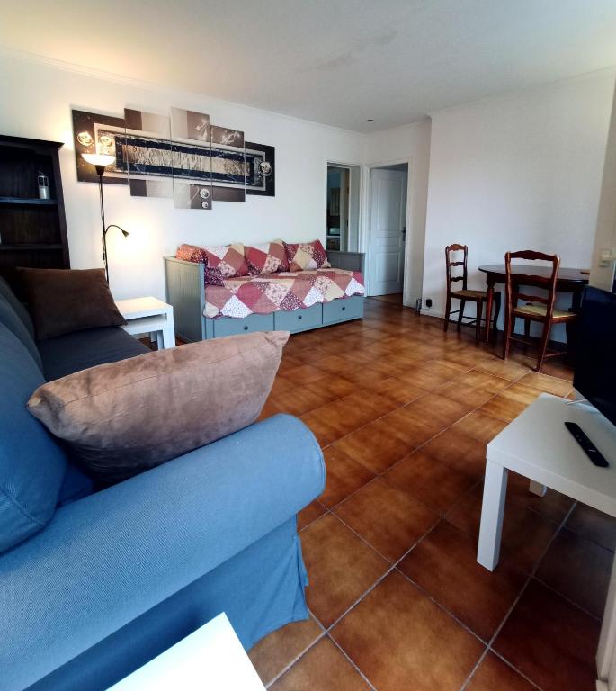 un salon avec un canapé et une table dans l'établissement Family apartment near Paris, à Alfortville