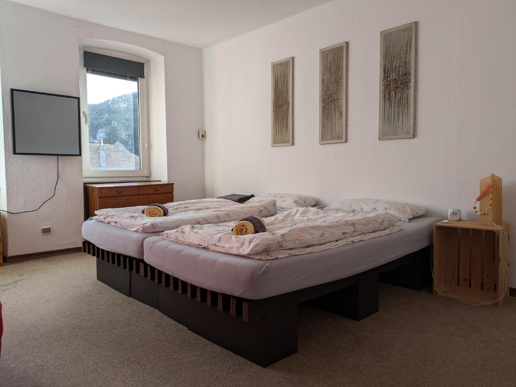 Monkey Factory - Mini Home-Stay Hostel - Basic Triple Room With Shared Bathroom