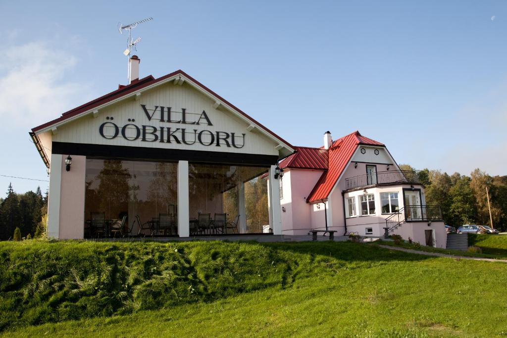 een gebouw met een bord waarop staat: villa oblation bij Ööbikuoru Villa in Rõuge