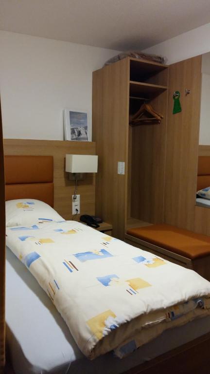 Postel nebo postele na pokoji v ubytování Hotel Stätzerhorn