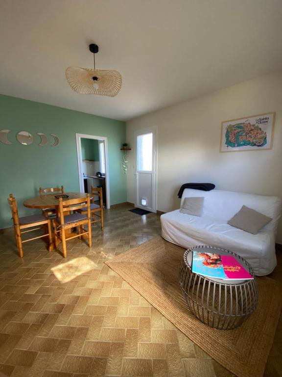 a hotel room with a bed and a table and a tableablish at Le beau séjour in Grosbreuil