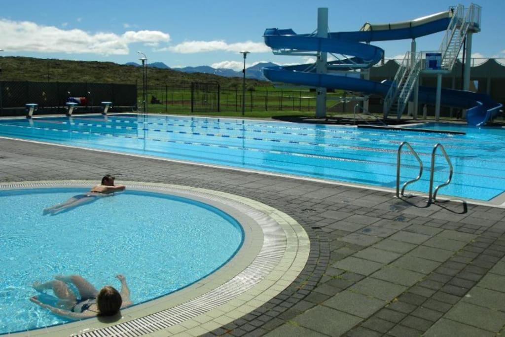 Bazén v ubytování Villa Stykkisholmur nebo v jeho okolí