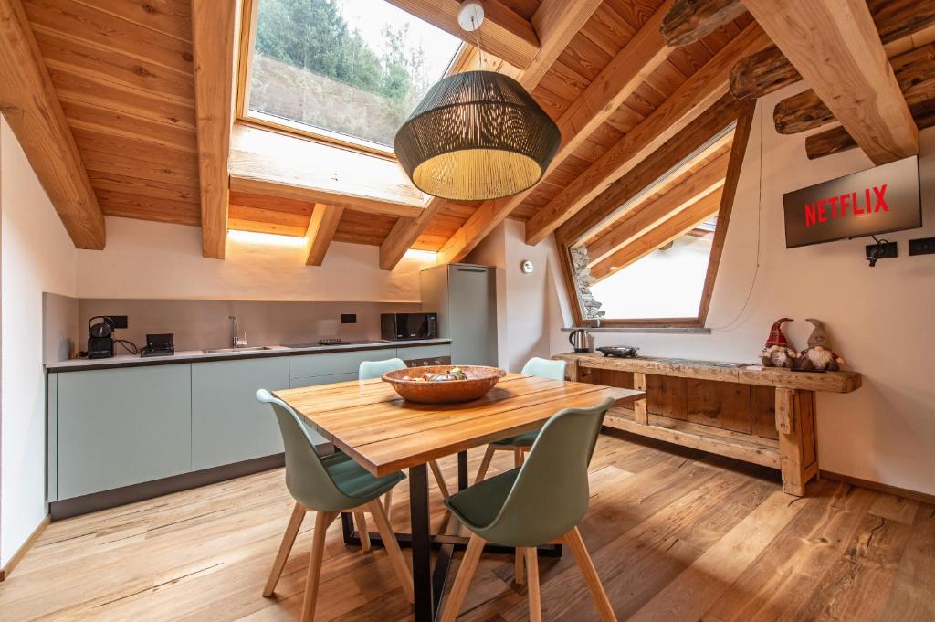 Kuchyň nebo kuchyňský kout v ubytování Chalet 181 - Aosta Valley Mountain Stay