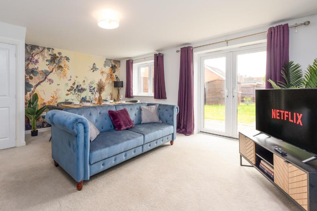 Televiisor ja/või meelelahutuskeskus majutusasutuses Bright 4 Bedroom House-Sleeps 7-Parking-Nr Hospital-Ideal for Work Crews