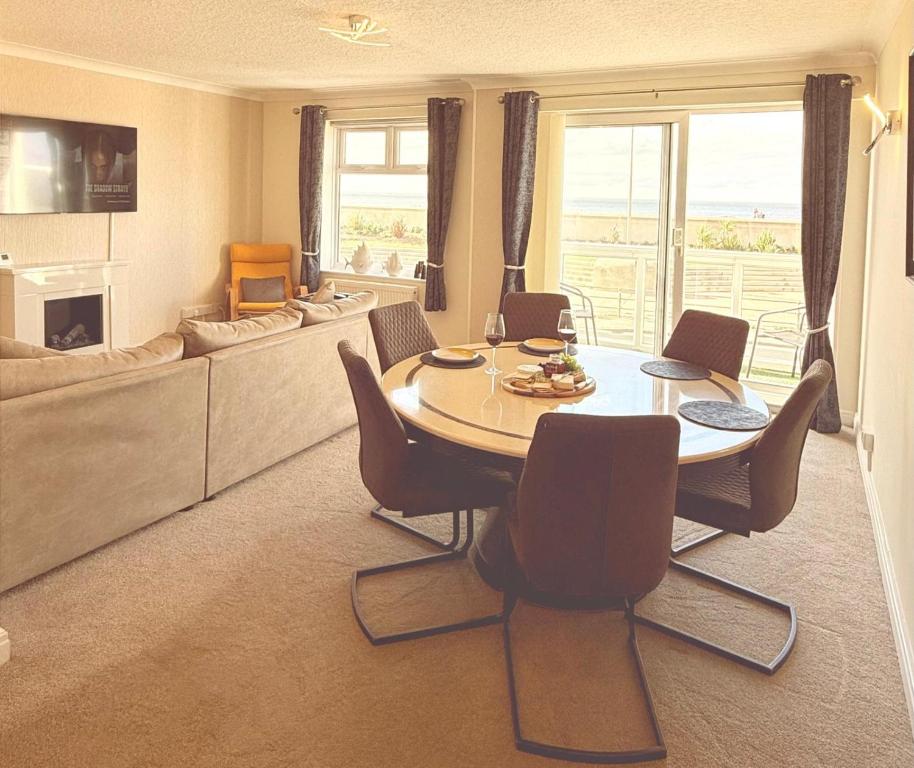 Et tv og/eller underholdning på The Beachcomber - seafront, free parking, free wifi