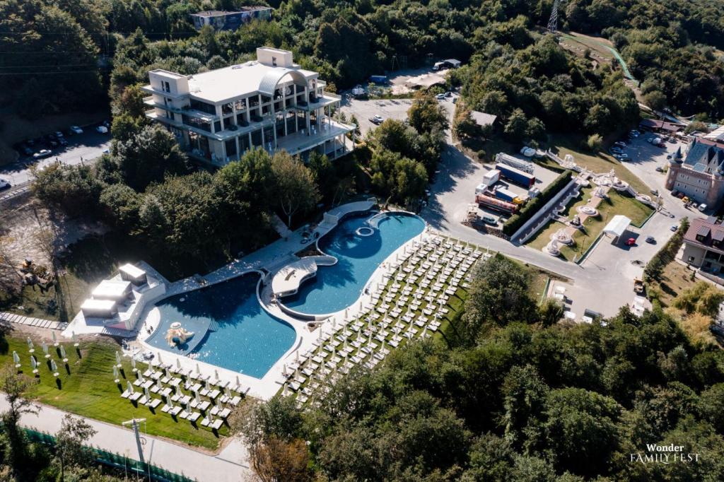 Bazén v ubytování Wonderland Cluj Resort nebo v jeho okolí