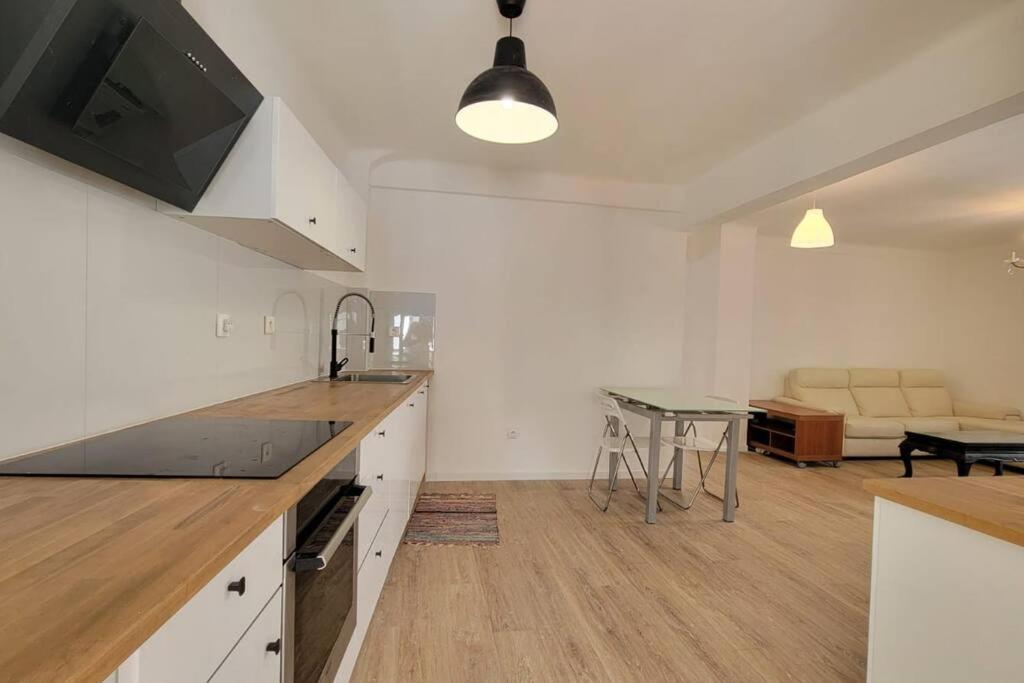 une cuisine avec un comptoir et une table dans l'établissement Apartment 3 pieces par la mer avec climatisation, à Nice