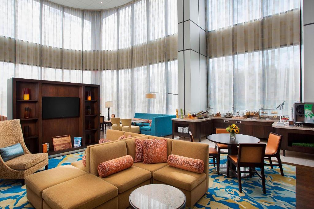 Posezení v ubytování Teaneck Marriott at Glenpointe