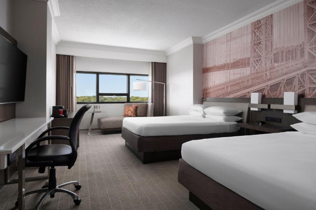 Postel nebo postele na pokoji v ubytování Teaneck Marriott at Glenpointe