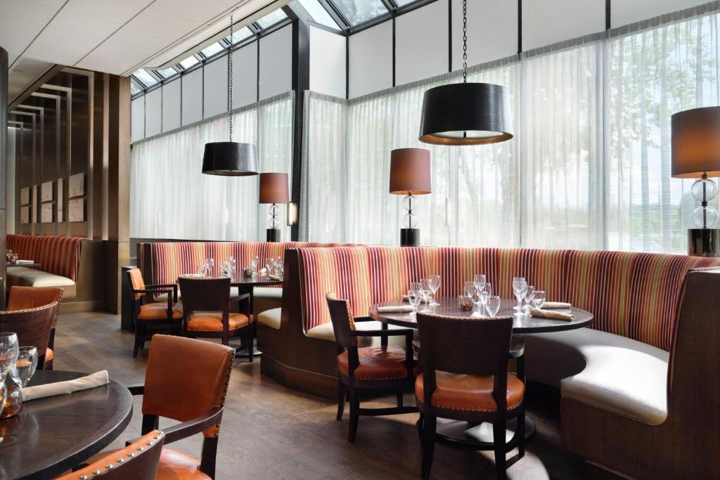 Posezení v ubytování Teaneck Marriott at Glenpointe