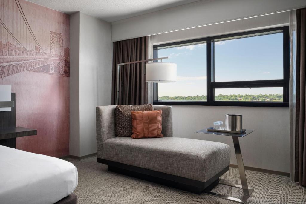 Postel nebo postele na pokoji v ubytování Teaneck Marriott at Glenpointe