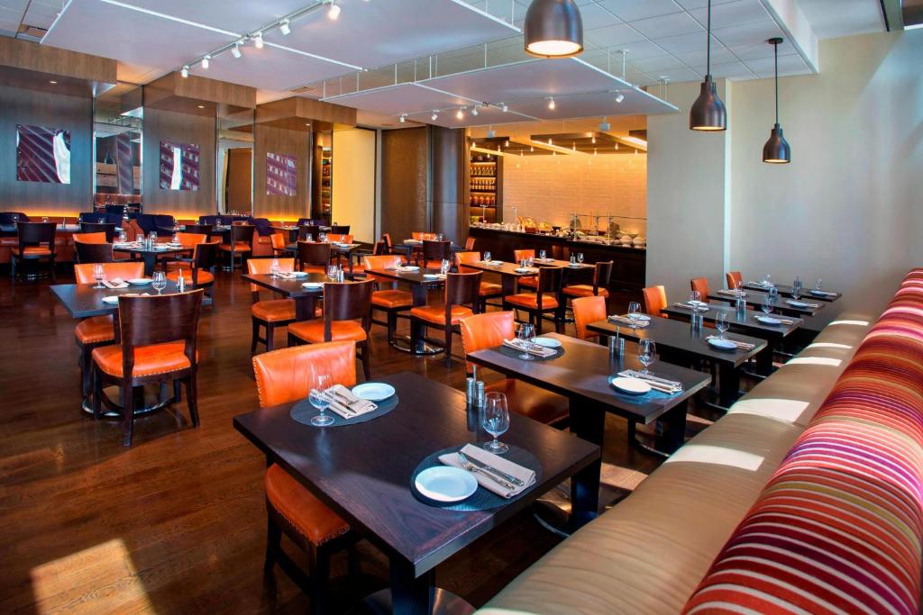 Restaurace v ubytování Teaneck Marriott at Glenpointe