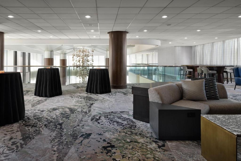 Posezení v ubytování Teaneck Marriott at Glenpointe