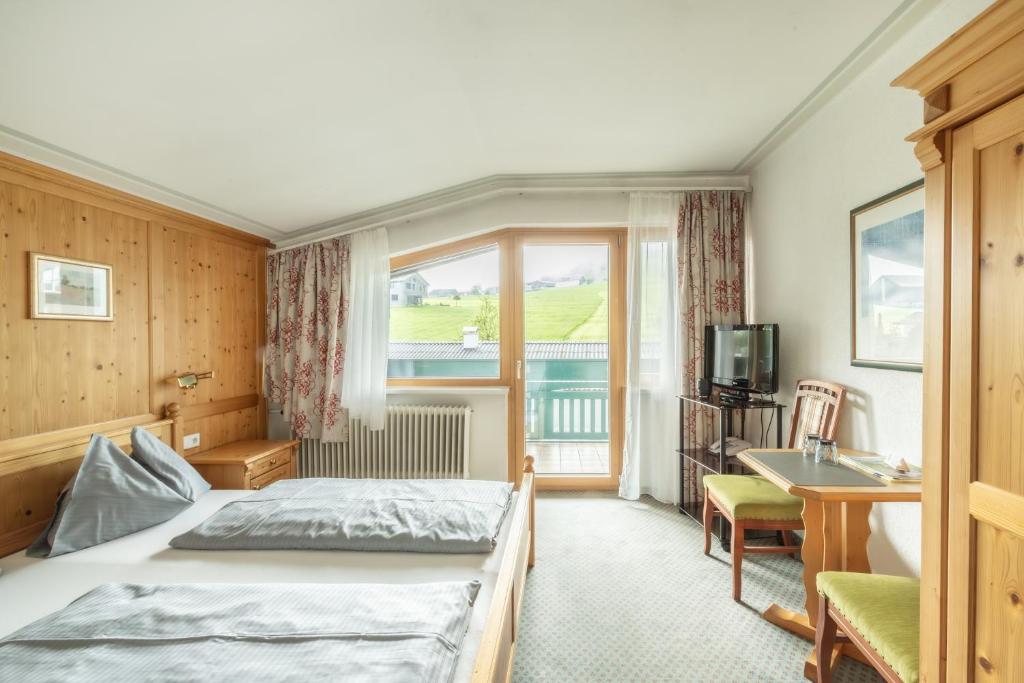 Una cama o camas en una habitación de Hotel Engel Alberschwende