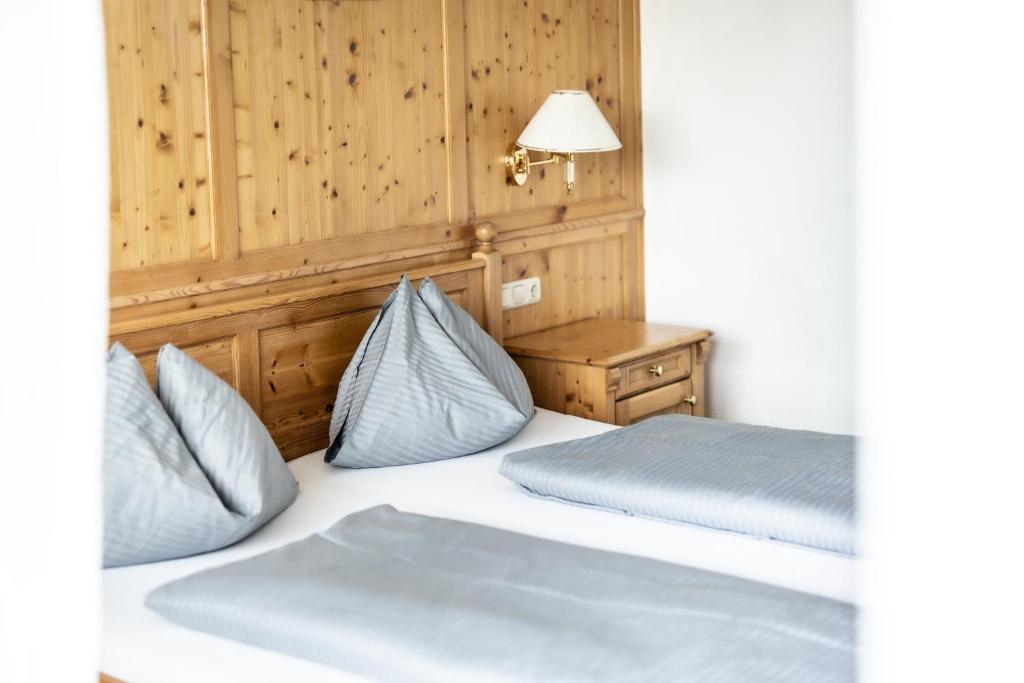 Una cama o camas en una habitación de Hotel Engel Alberschwende