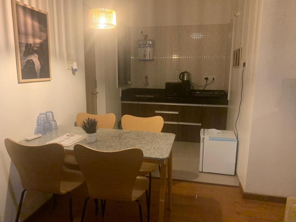 Kuchyň nebo kuchyňský kout v ubytování Mizzle Exotica Lonavala