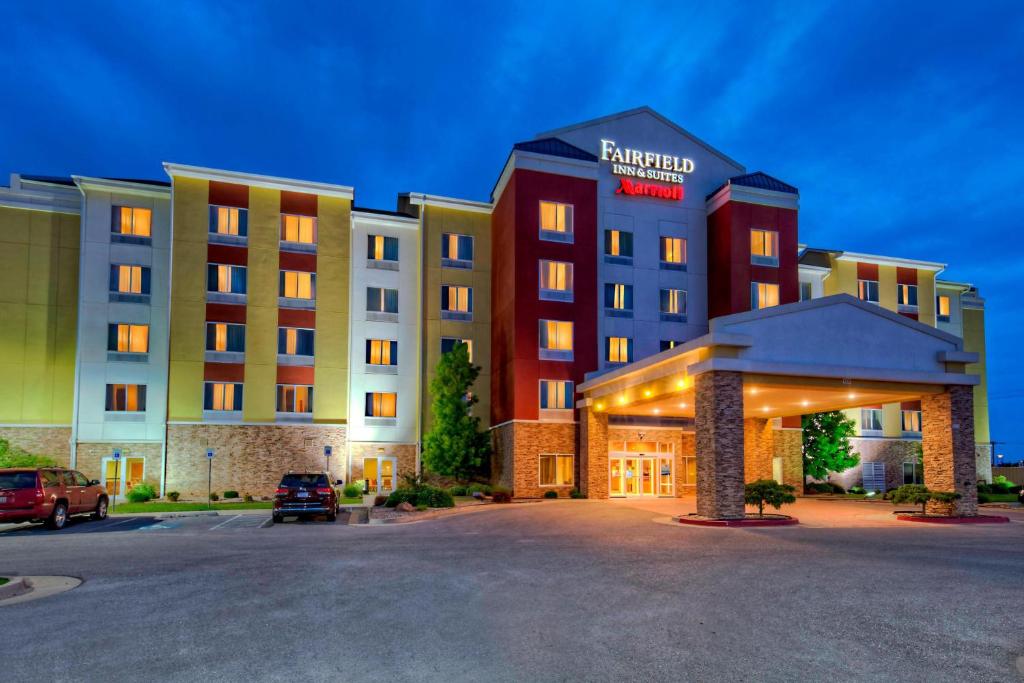 オクラホマシティにあるFairfield Inn and Suites by Marriott Oklahoma City Airportのホテルの正面に駐車場があります。